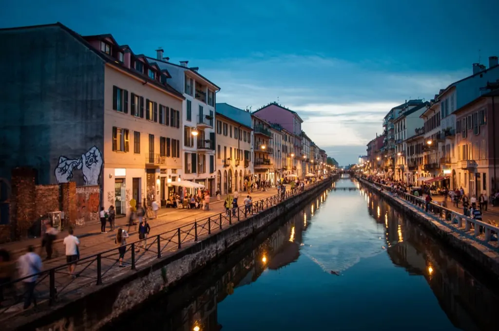 Il Naviglio Grande al tramonto, a Milano, a pochi minuti a piedi dall'appartamento Stay Navigli